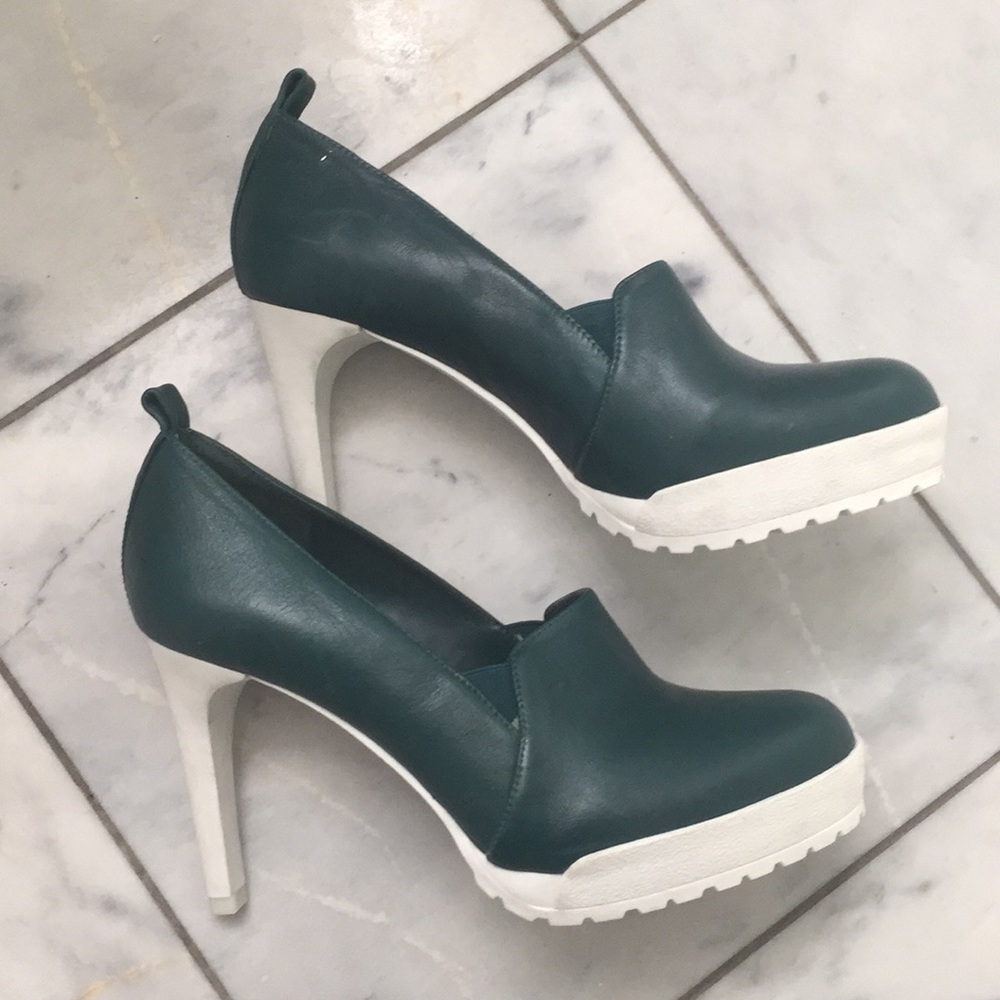 BCBG green leather heels